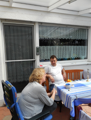 Familie Dowe auf ihrer Terrasse